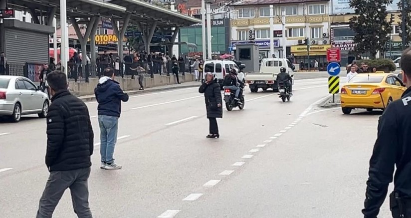 Bursa'da çocuğunu göremeyen kadın boynuna bıçak dayadı