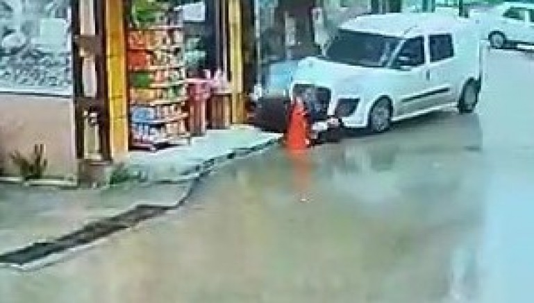 Bursa’da dehşet anları! Yayaların arasına daldı