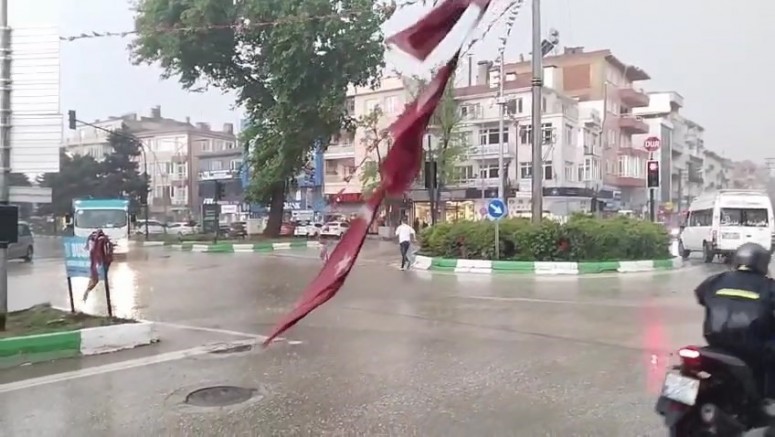 Bursa'da duygulandıran olay; Türk Bayrağını yerden kaldırdı
