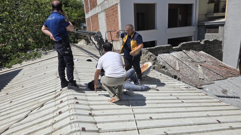 Bursa’da faciadan dönüldü; Vinç devrildi, 2 işçi yaralandı…