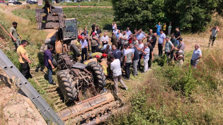 Bursa'da feci kaza: Traktör dereye uçtu, sürücü böyle kurtarıldı