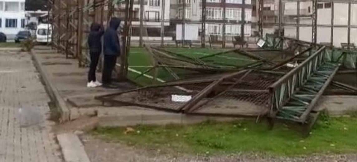 Bursa’da fırtına halı sahayı yıktı, geçti!