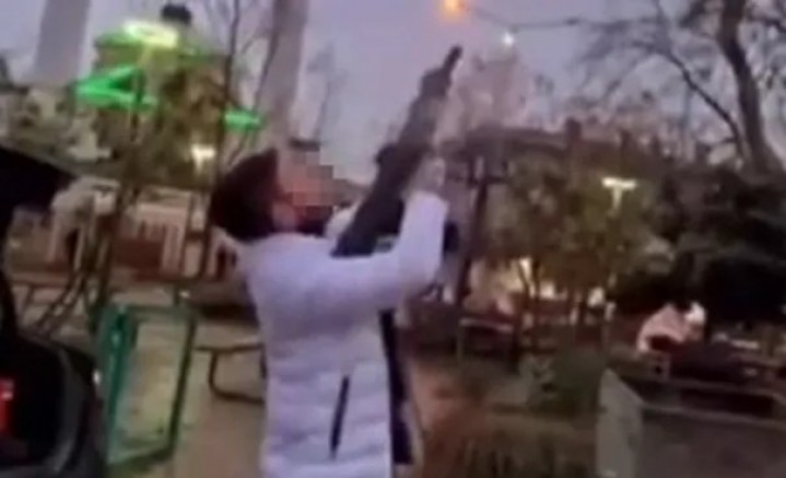 Bursa'da görenleri şaşkına çeviren olay; Eline aldığı pompalı tüfekle...