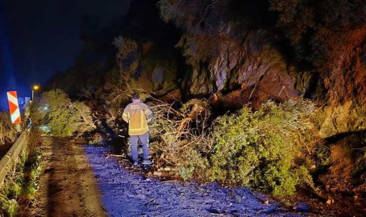 Bursa'da heyelan şoku! Yol ulaşıma kapandı