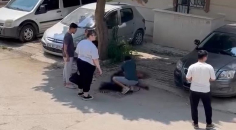 Bursa’da iki kardeş sokak ortasında bıçakla birbirine saldırdı