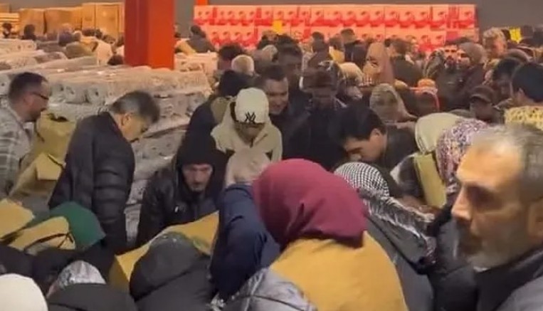 Bursa'da indirim için birbirlerini ezdiler!