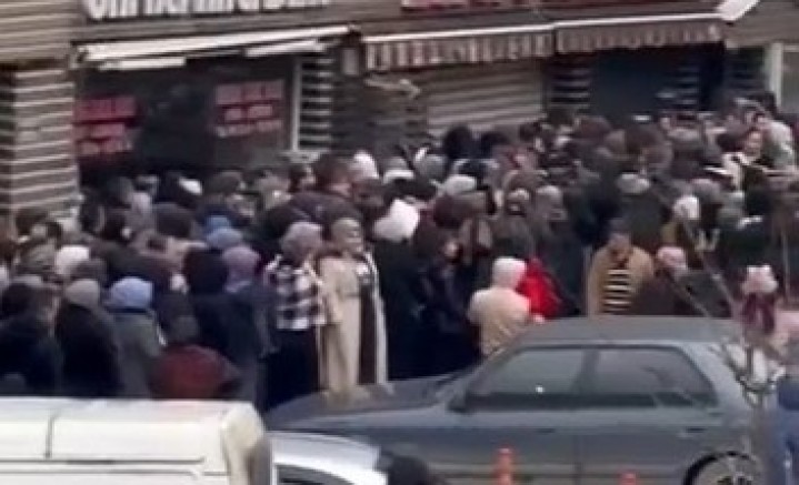  Bursa'da indirim için birbirlerini ezdiler!