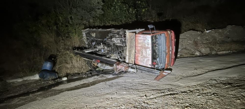 Bursa’da iş makinesi devrildi, sürücü zor kurtarıldı