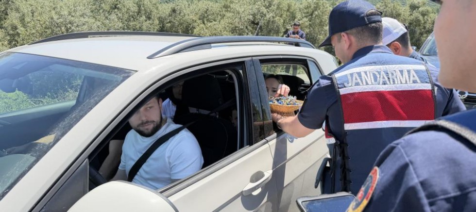 Bursa’da Jandarma’dan sürücülere güzel sürpriz