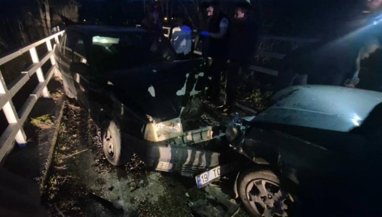 Bursa'da kafa kafaya çarpıştılar: 3 yaralı