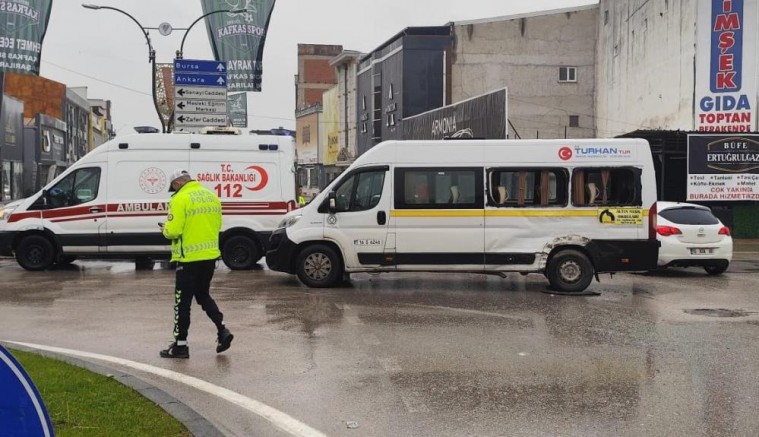 Bursa’da kamyon ile servis minibüsü birbirine girdi