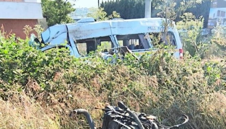 Bursa'da lastiği patlayan minibüs korku saçtı!