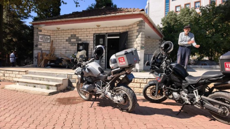 Bursa’da mezarlıkta ortalık karıştı; Baltalı kavga…