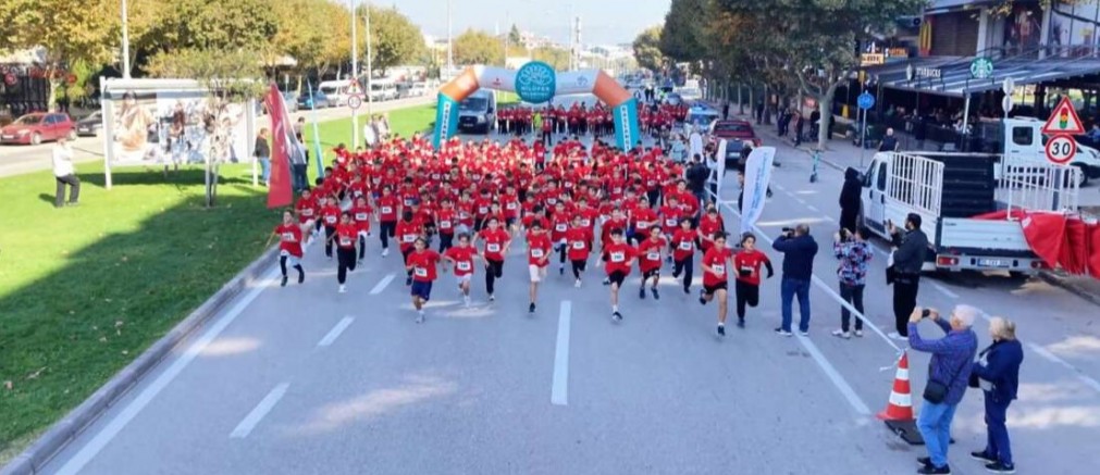 Bursa'da öğrenciler Cumhuriyet için koştu!