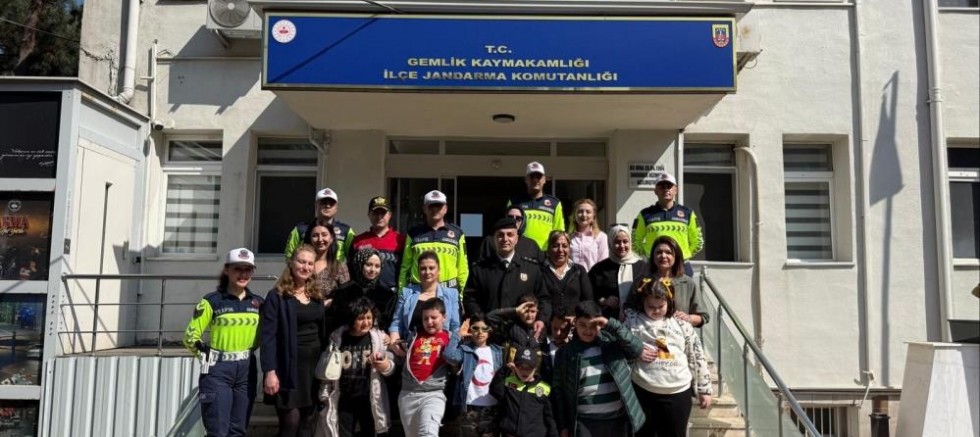 Bursa’da otizm farkındalığı için jandarmayı ziyaret ettiler