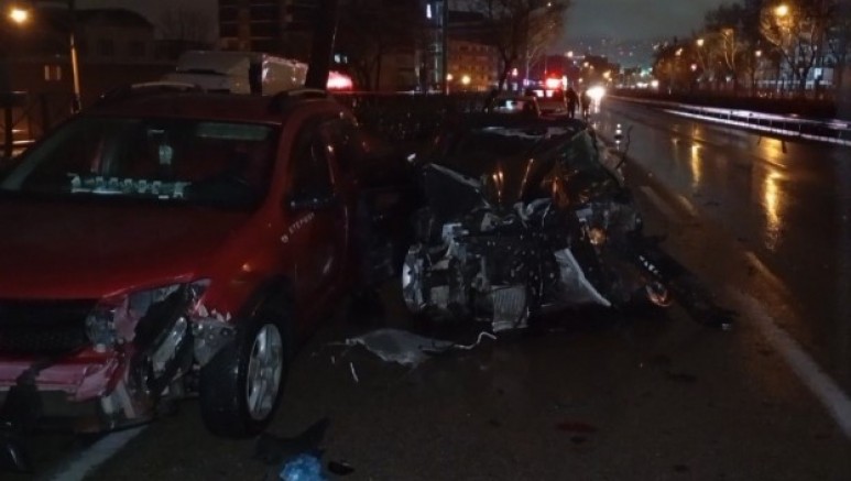 Bursa’da sabah saatlerinde araçlar birbirine girdi!