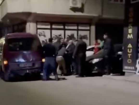 Bursa’da sokak ortasında birbirlerine girdiler