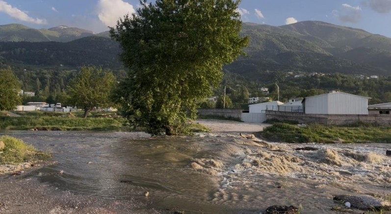 Bursa'da su yükseldi, köprü çöktü…