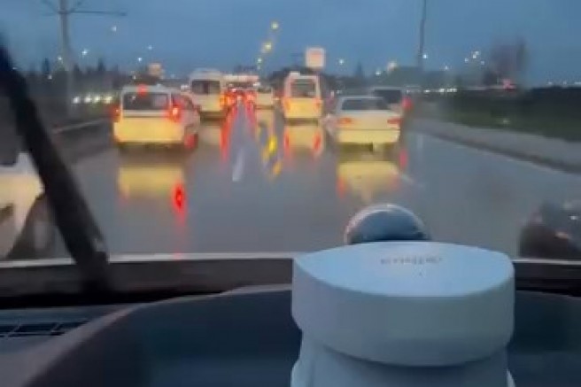 Bursa’da sürücüler ambulansa böyle yol açtı!