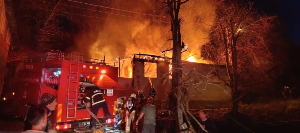 Bursa'da tek katlı ev alev alev yandı!