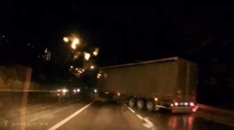 Bursa'da tır dehşeti; Yolu tamamen kapattı