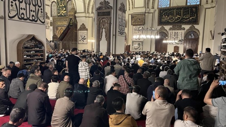 Bursa'da vatandaşlar bayram namazı için camilere akın etti!