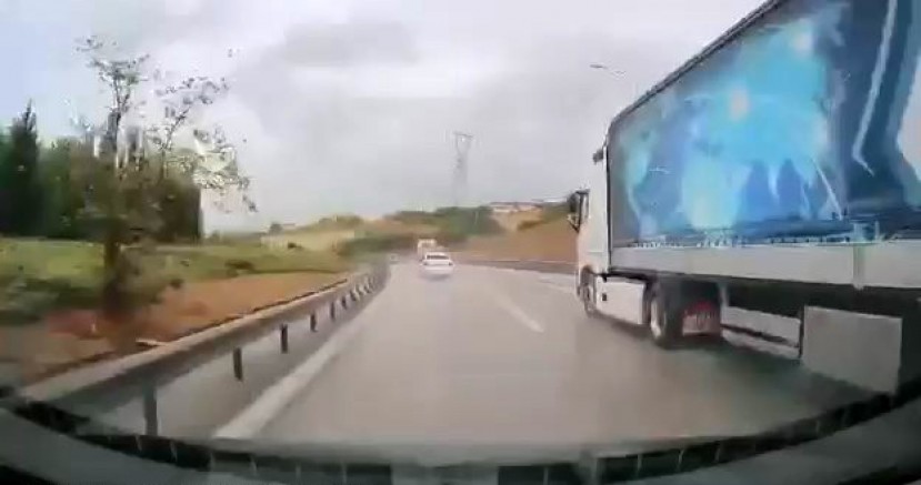 Bursa’da yağışlı havada hız yaptı, bariyerlere girdi