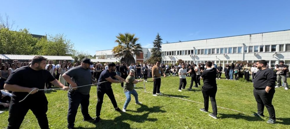 Bursa’daki geleneksel tomurcuk şenliğinde öğrenciler doyasıya eğlendi