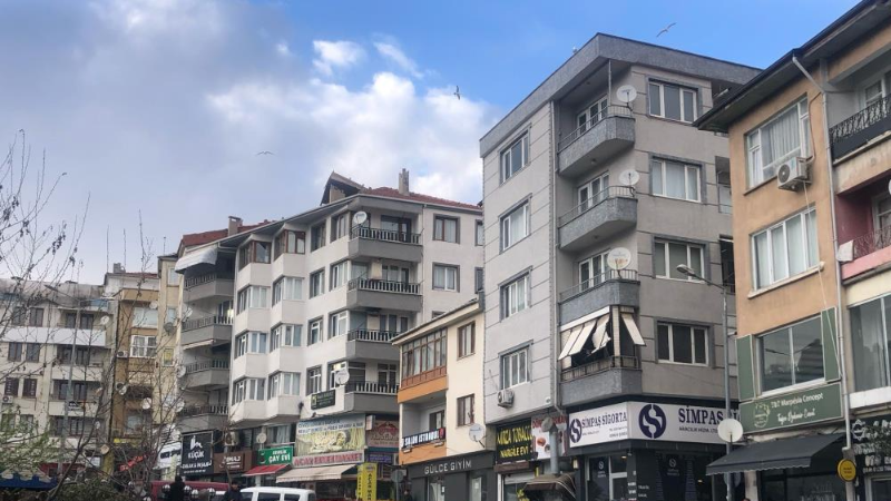 Bursa Gemlik'te şiddetli rüzgar korkuttu, çatılar uçtu...