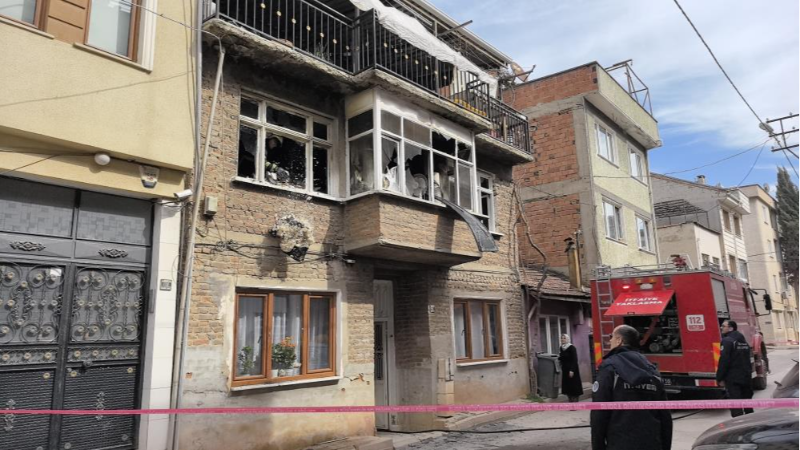 Bursa İnegöl'de 2 katlı ev alevlere teslim oldu