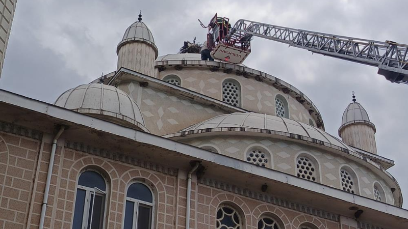Bursa İtfaiyesi mahsur kalan leylek için seferber oldu