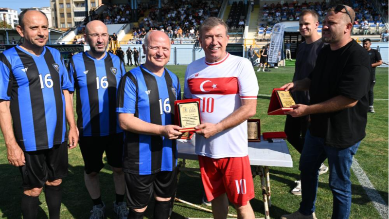 Bursa Karacabey'e futbol şöleni; Efsaneler sahada...