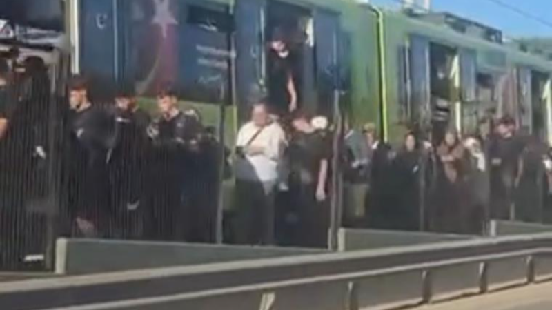 Bursa metrosunda ilginç anlar; Sorun hemen çözüldü