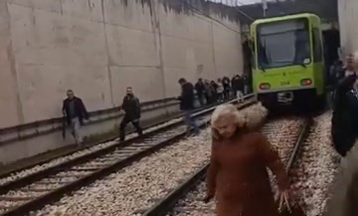 Bursa metrosunda ilginç görüntü