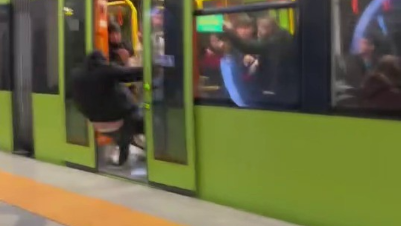 Bursa metrosunda olay var; Böyle dışarı atıldı...