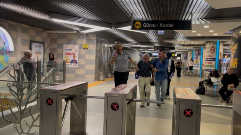 Bursa metrosunda yaşlı adamın zor anları!