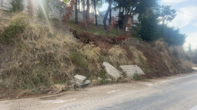  Bursa Mudanya’da yağışların ardından istinat duvarı dayanamadı