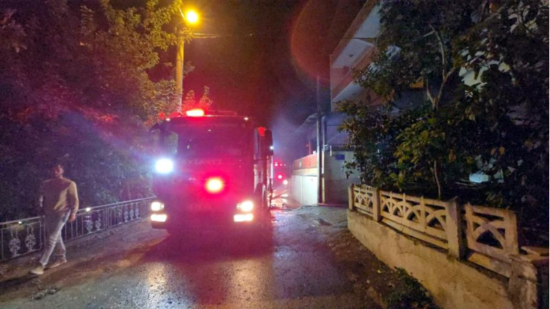 Bursa Mudanya'da üç katlı binada yangın!