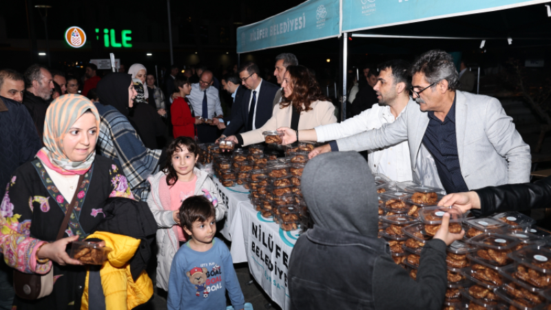Bursa Nilüfer Belediyesi’nden Kadir Gecesi’nden kandil simidi ikramı