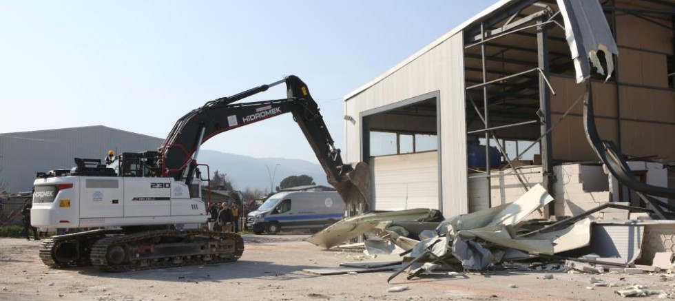 Bursa Nilüfer'de kaçak yapılar tek tek yıkılıyor