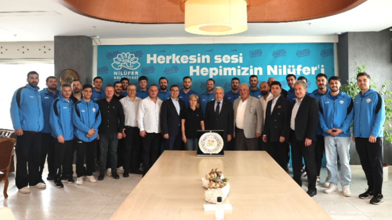 Bursa Nilüfer'de Başkan Özdemir, başarılı hentbolcuları kutladı