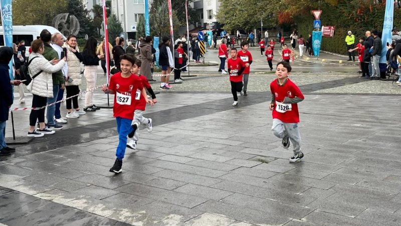 Bursa Nilüfer'de gençler Cumhuriyet için koştu