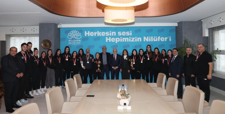 Bursa'nın şampiyonları Başkan Özdemir'i ziyaret etti