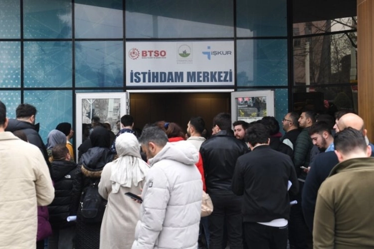 Bursa OKİM iş arayanların çare olmaya devam ediyor