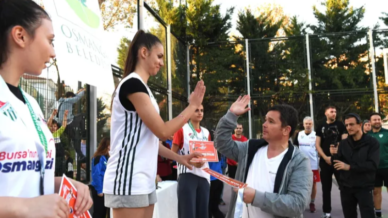 Bursa Osmangazi’de basketler Cumhuriyet için atıldı