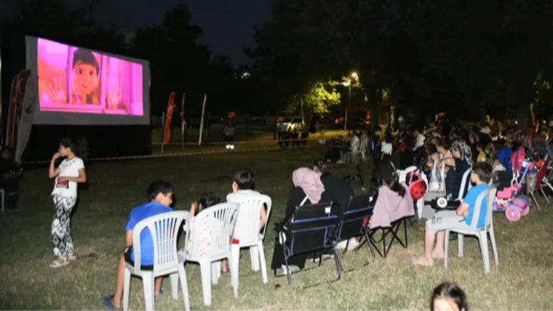 Bursa Osmangazi’de çocuklar için  sinema keyfi