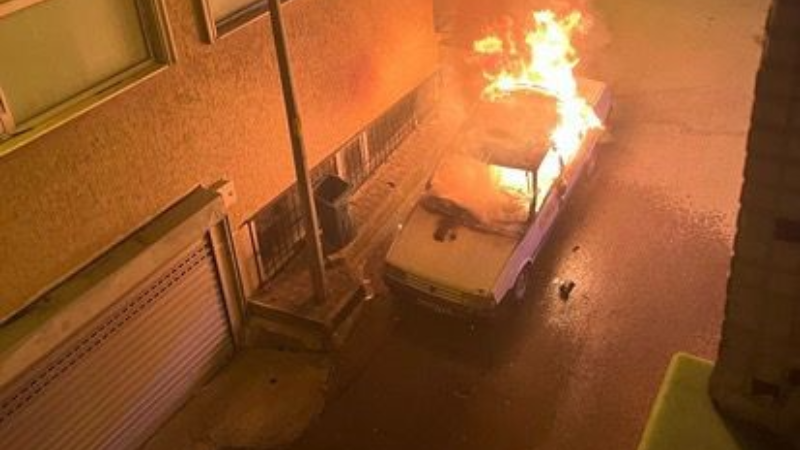 Bursa Osmangazi'de eski model araç alev alev yandı