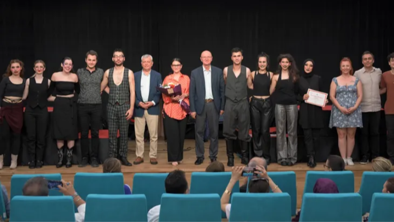 Bursa Osmangazi'de hem güldüren hem düşündüren oyun!