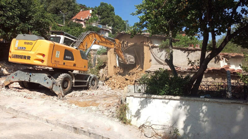 Bursa Osmangazi'de metruk binalar tek tek yıkılıyor