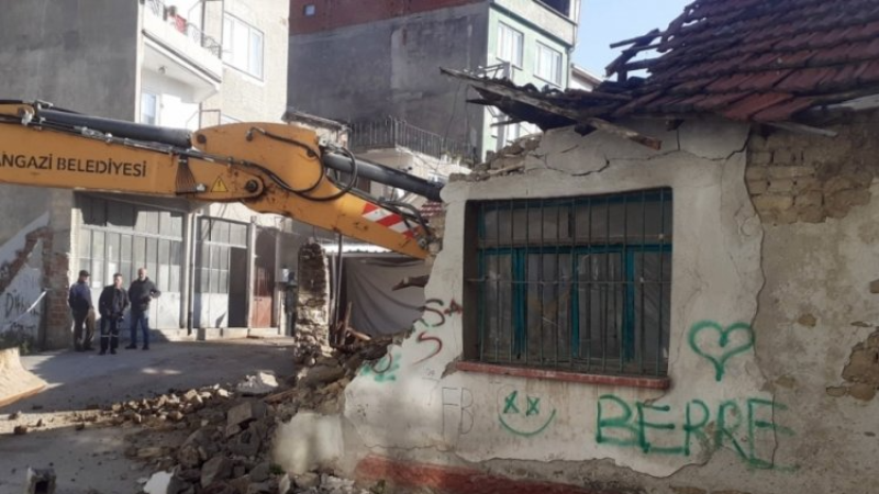 Bursa Osmangazi'de o binalar tek tek temizleniyor